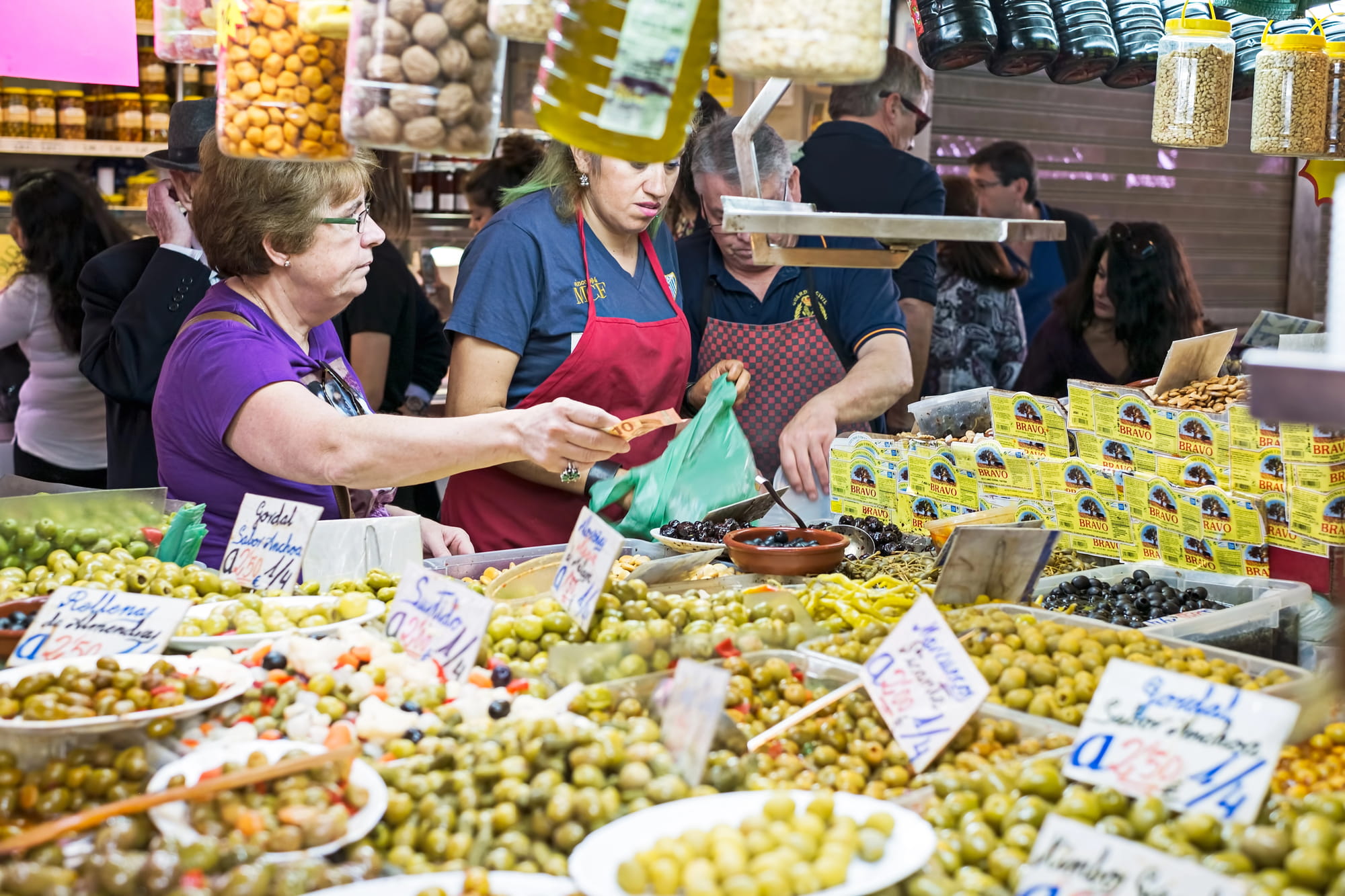 Märkte an der Costa del Sol: Stand mit Oliven
