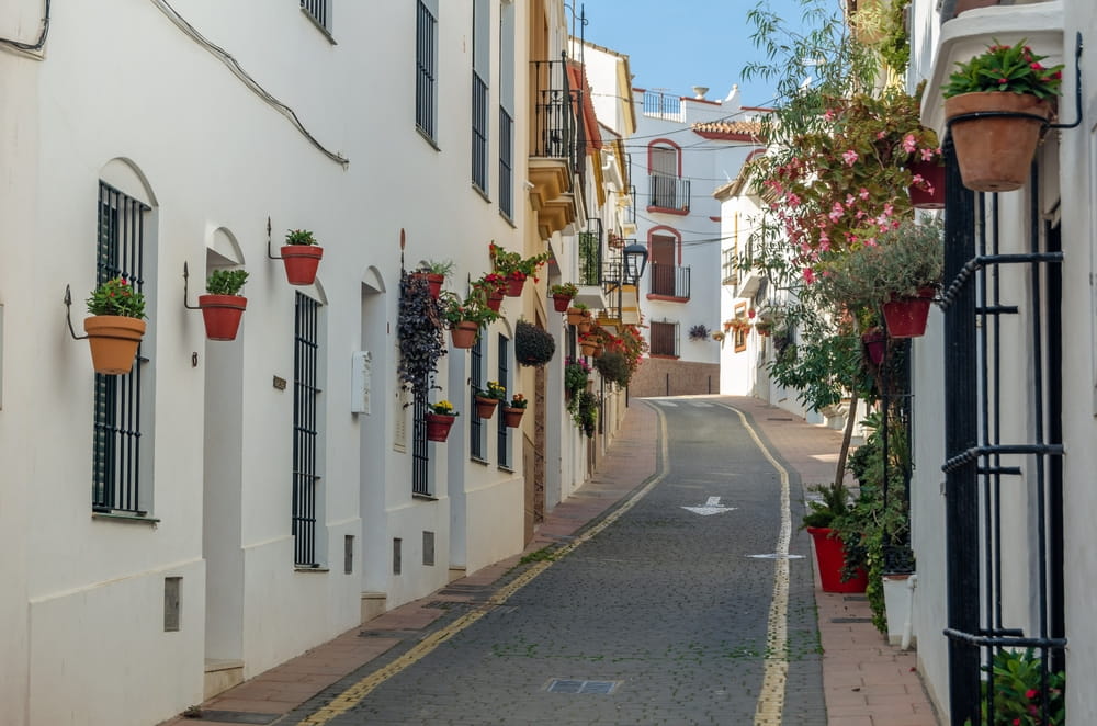 Altos de Estepona mit Villen und Wohngebieten in den Hügeln oberhalb der Stadt