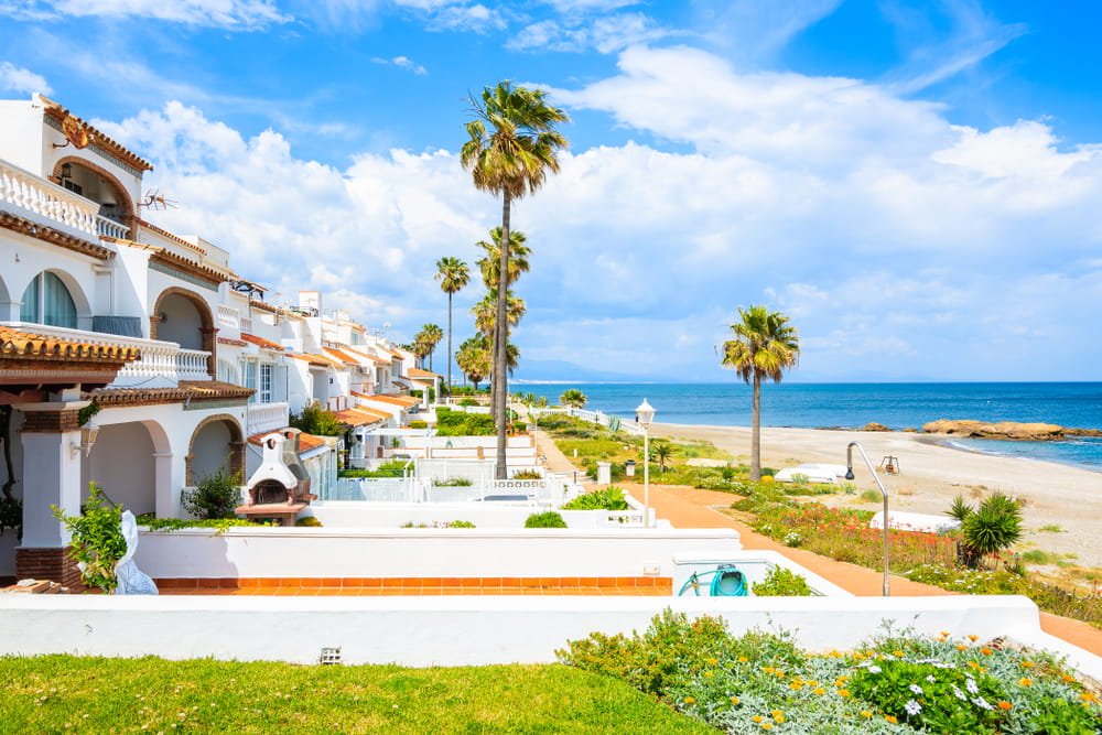 Historische Altstadt von Estepona mit Blumen an der Costa del Sol