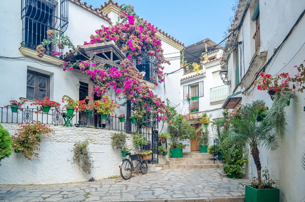 Estepona Pueblo mit weißen Häusern und historischen Gassen